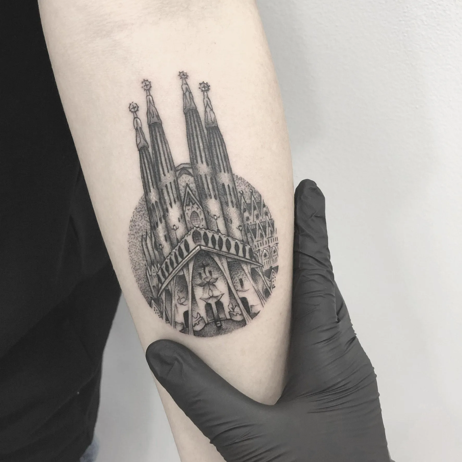 Tatuaje de la Sagrada Familia en Barcelona, representado en estilo dotwork con detalles arquitectónicos.
